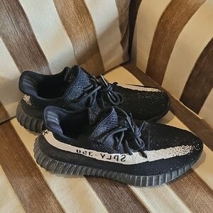 Adidas Yeezy Boost 350 V2 sneakers in the "Oreo" colorway (Core Black/Core White